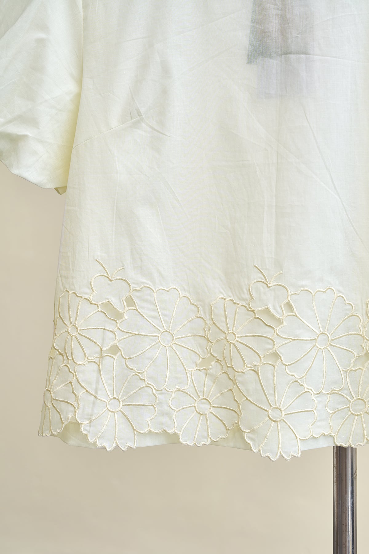 Áo croptop tay bom thêu gấu - B61B26H007 - Ảnh 2